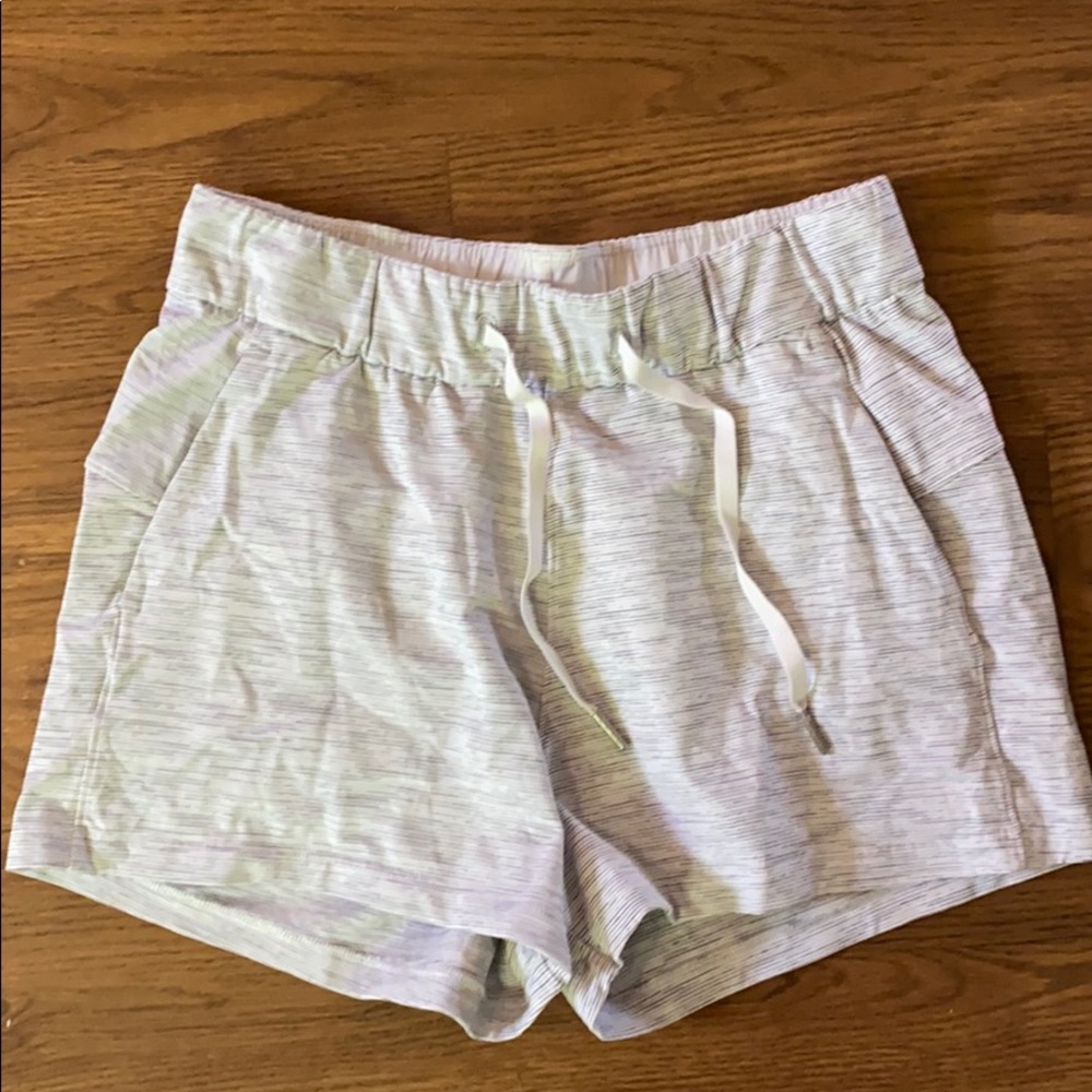 Lululemon On the Fly Shorts 2.5 white & grey!